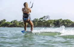 Duotone Kiteboard Soleil SLS 2022 -Günstiges Board Neo Geschäft Soleil SLS Duotone Kiteboarding Paula Novotna action pics4 5 jpg