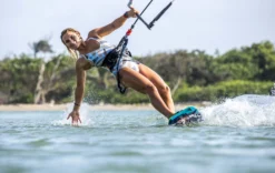 Duotone Kiteboard Soleil SLS 2022 -Günstiges Board Neo Geschäft Soleil SLS Duotone Kiteboarding Paula Novotna action pics 5 jpg