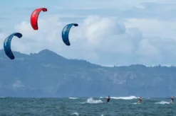 Naish Tubekite Triad S28 Blue 2023 8 Naish Tubekite Triad S28 Blue 2023 -Günstiges Board Neo Geschäft naishtriadaction1 12